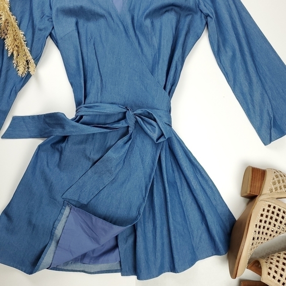 New Lovers + Friends  Viscose Chambray Blue Belted Wrap Dress Size M - Picture 3 of 13